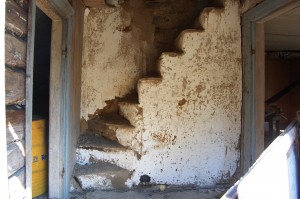 En smal trapp murt inn i peisveggen. Trappen gikk opp til loftet.